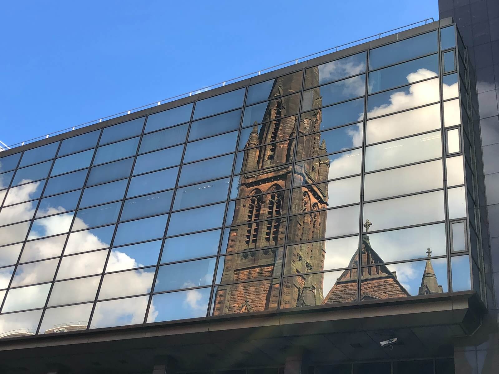 Eglise reflétée par un immeuble
