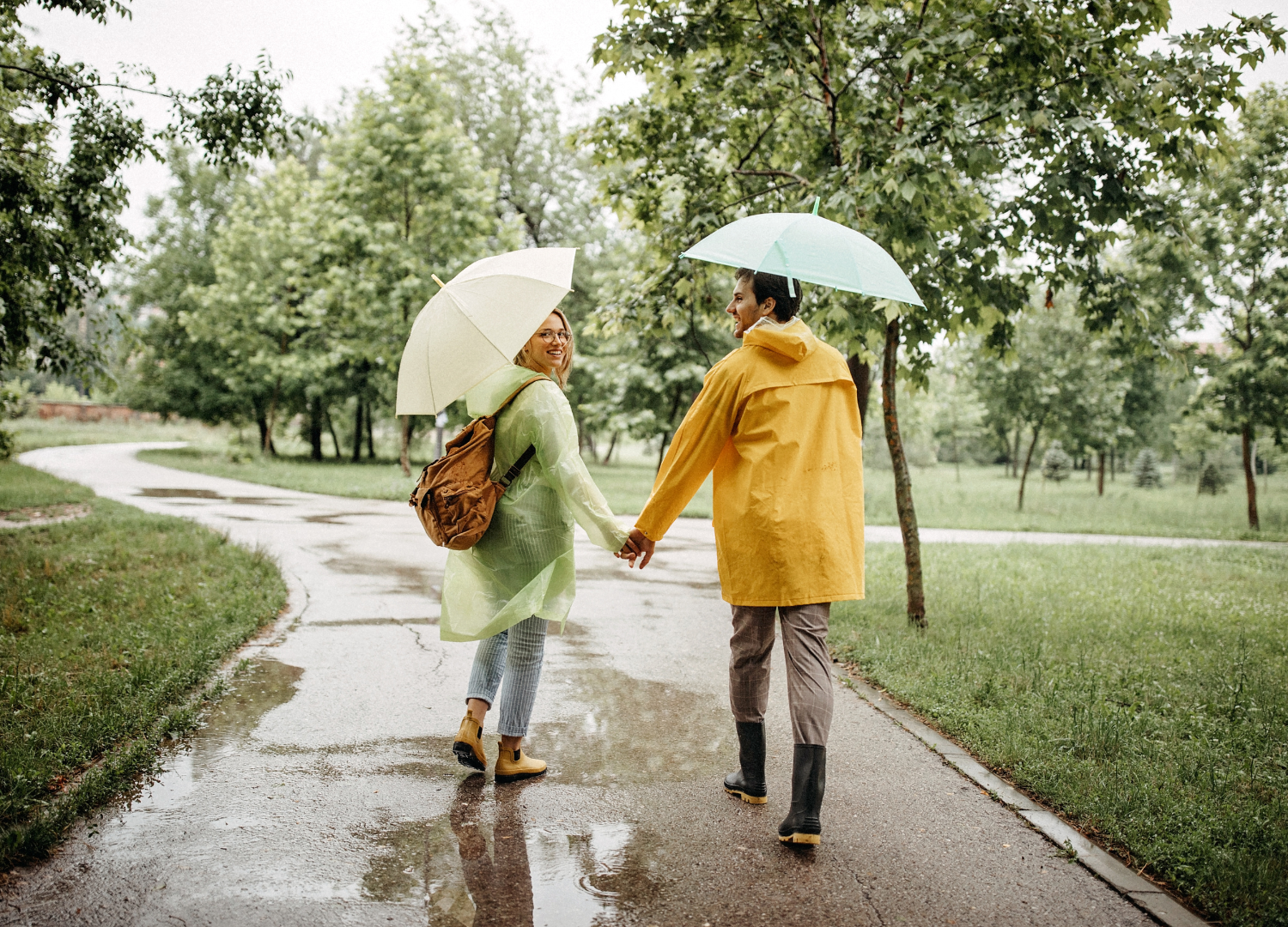 couple deux parapluies session prendre soin de son couple en mission