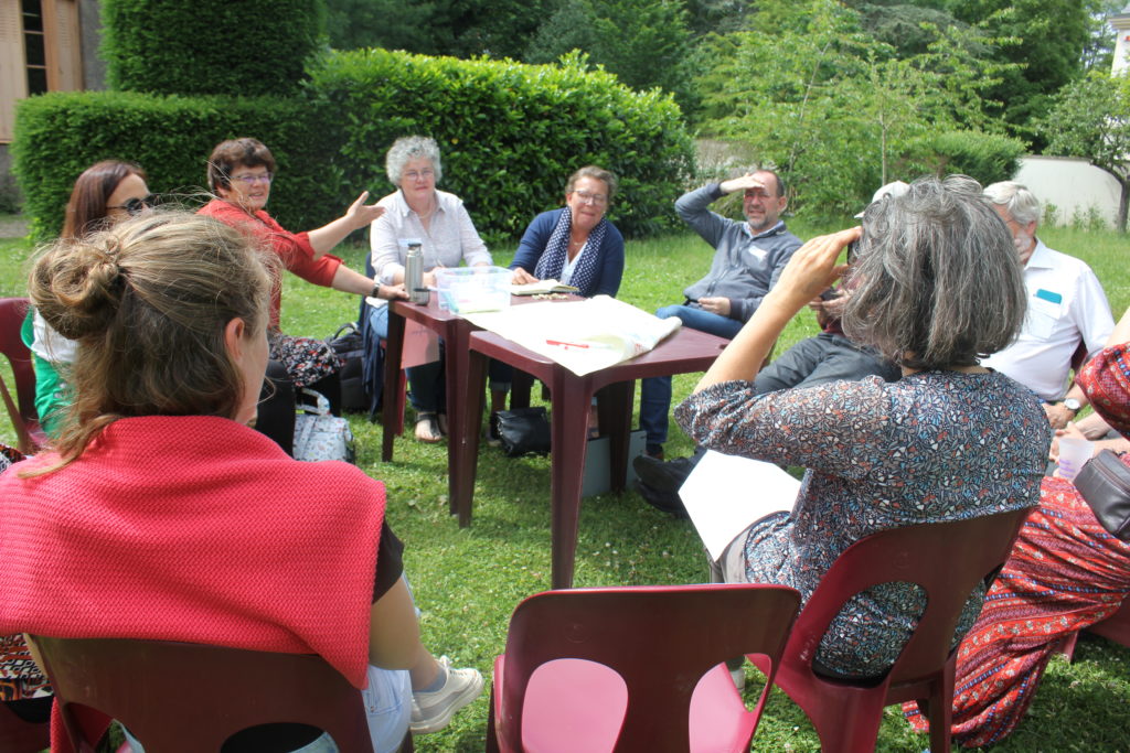 Discussions en petits groupes, selon la pédagogie de Fondacio. Bilan de nos activités en 2021.