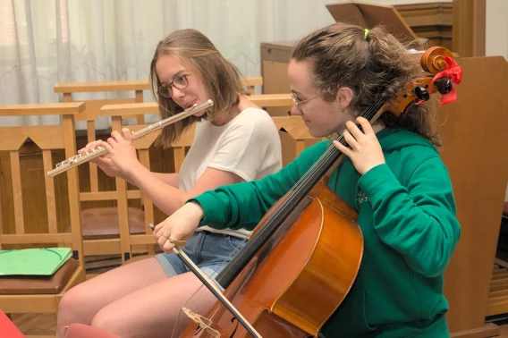 Deux filles jouant d'un instrument