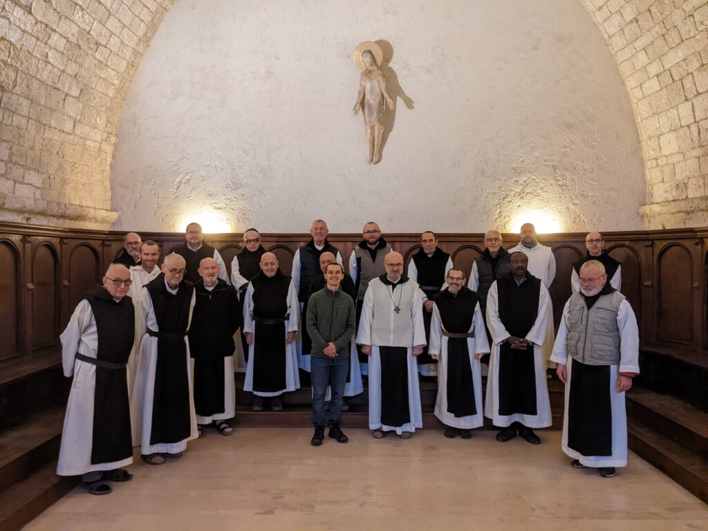 Hugo Paul avec les moines de l'abbaye de Lérins, première communauté apprenante de son aventure.