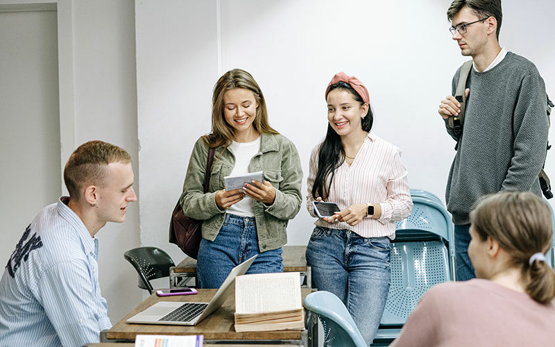 étudiants réviser au calme