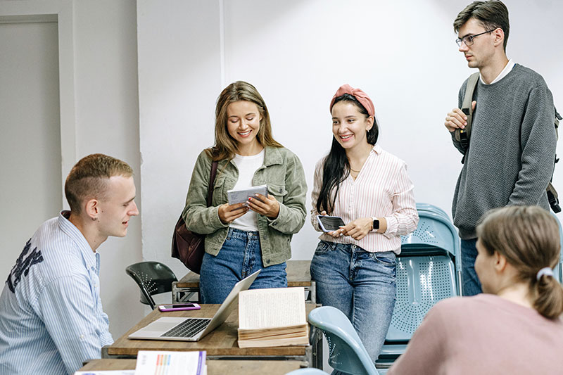 étudiants réviser au calme
